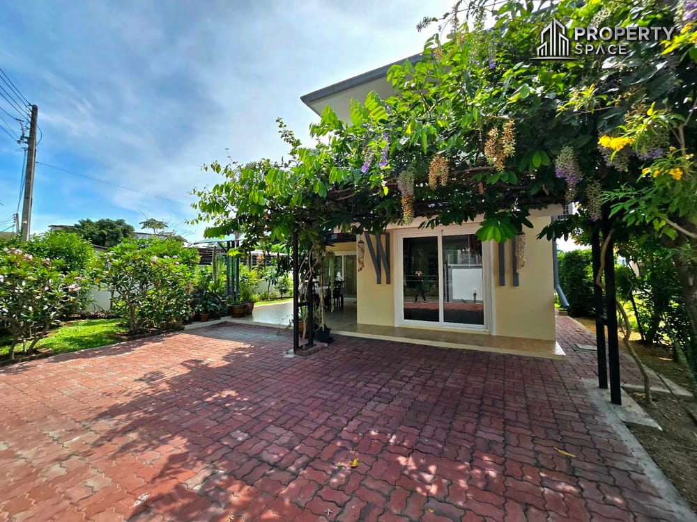 Pet-Friendly 2-Bedroom Pool Villa in East Pattaya For Rent Image 6