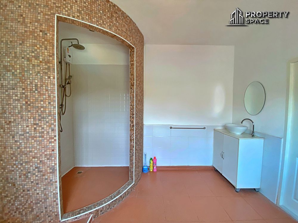 5 Bedroom Pool Villa In East Pattaya For Sale And Rent Image 17