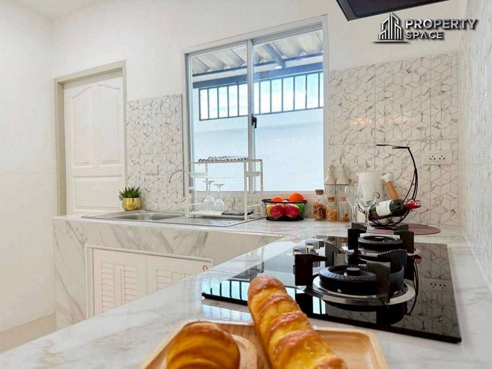 Renovated Single-Story 3-Bedroom Townhouse in Rattanagorn Village 21 For Sale Image 9