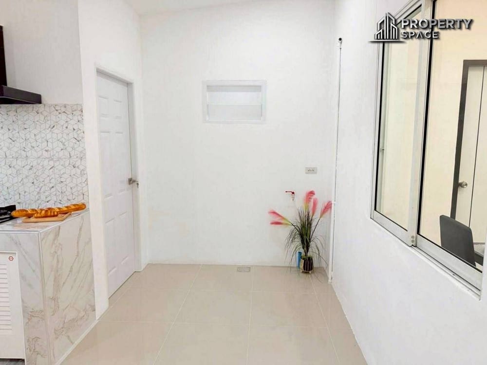 Renovated Single-Story 3-Bedroom Townhouse in Rattanagorn Village 21 For Sale Image 12