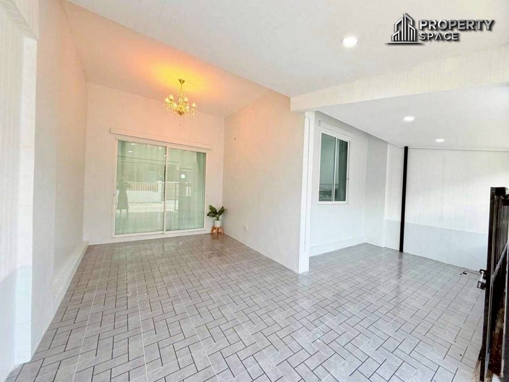Renovated Single-Story 3-Bedroom Townhouse in Rattanagorn Village 21 For Sale Image 3