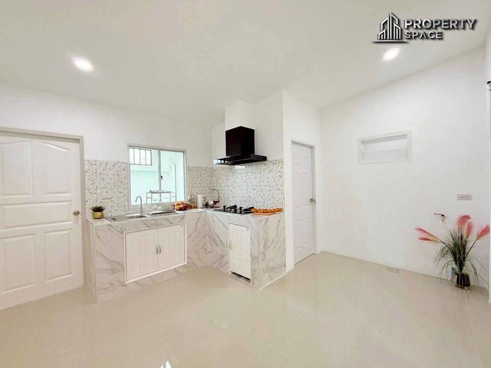 Renovated Single-Story 3-Bedroom Townhouse in Rattanagorn Village 21 For Sale Image 7