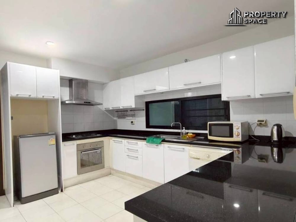 Spacious 5 Bedroom Pool Villa In North Pattaya For Rent Image 9