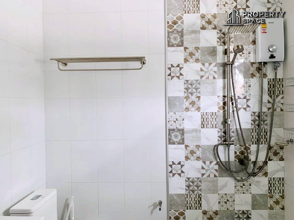 3 Bedroom 2-Story Pool Villa in Uraiwan Park View Pattaya For Rent Image 23