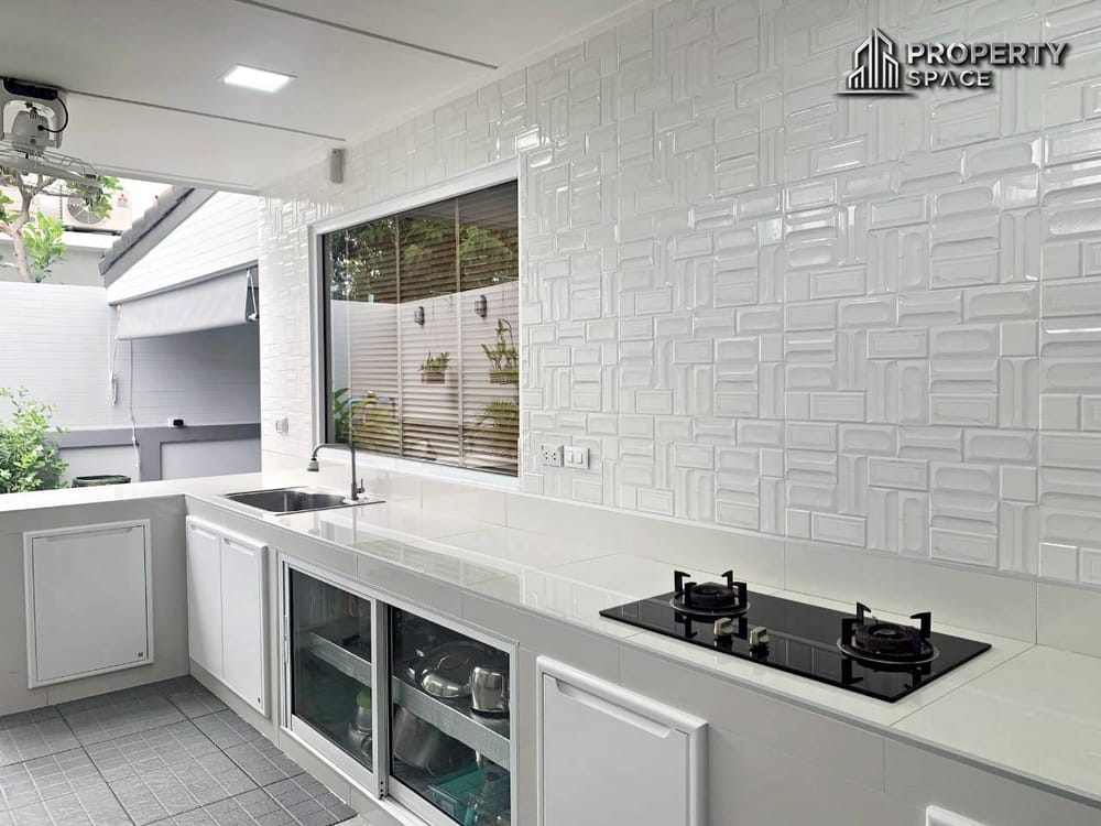 3 Bedroom 2-Story Pool Villa in Uraiwan Park View Pattaya For Rent Image 31