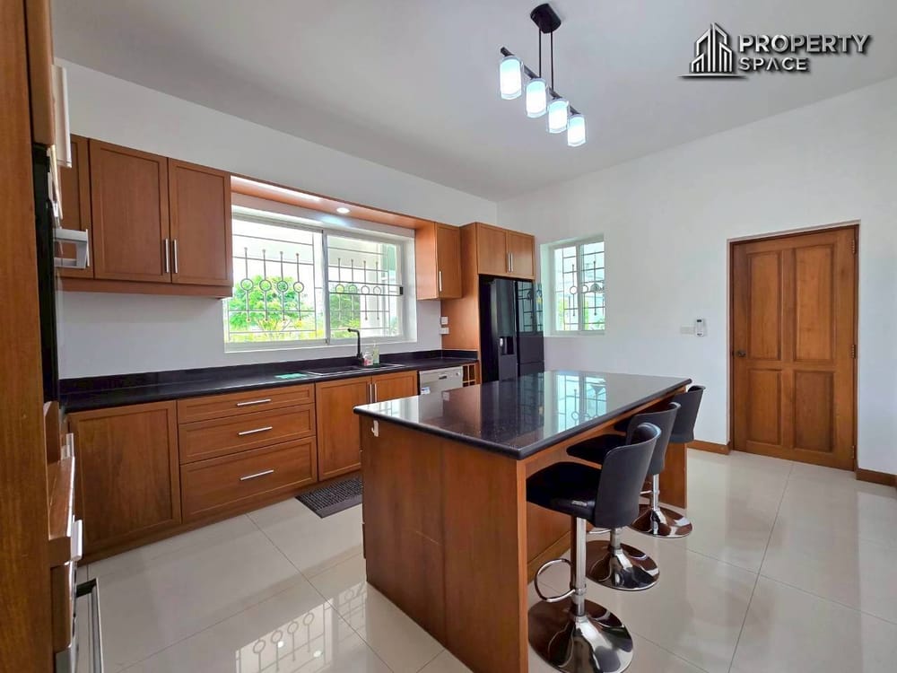 Mediterranean Style 5 Bedroom Pool Villa In East Pattaya For Sale And Rent Image 11