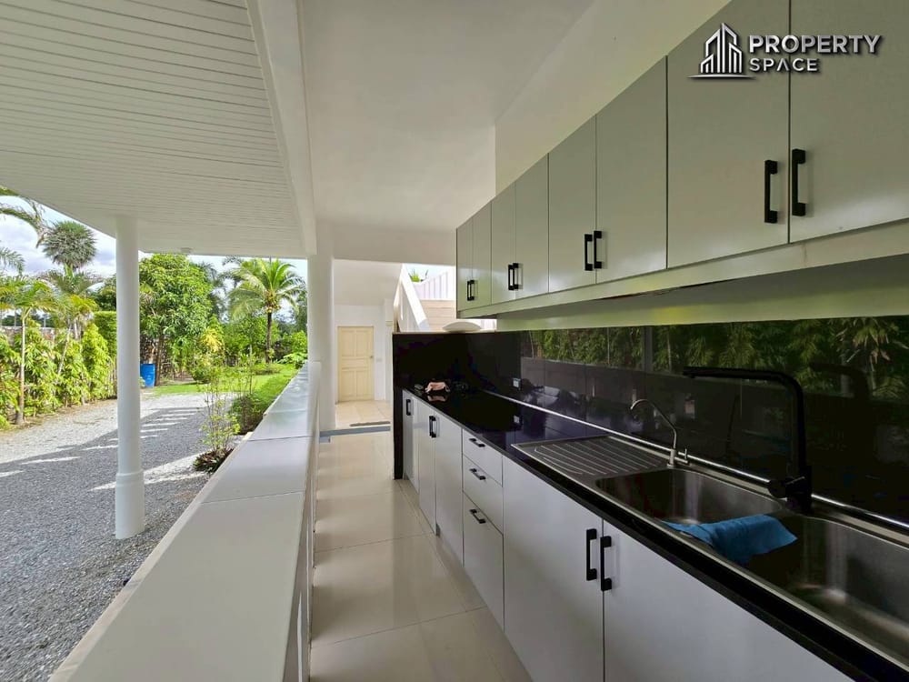 Mediterranean Style 5 Bedroom Pool Villa In East Pattaya For Sale And Rent Image 14