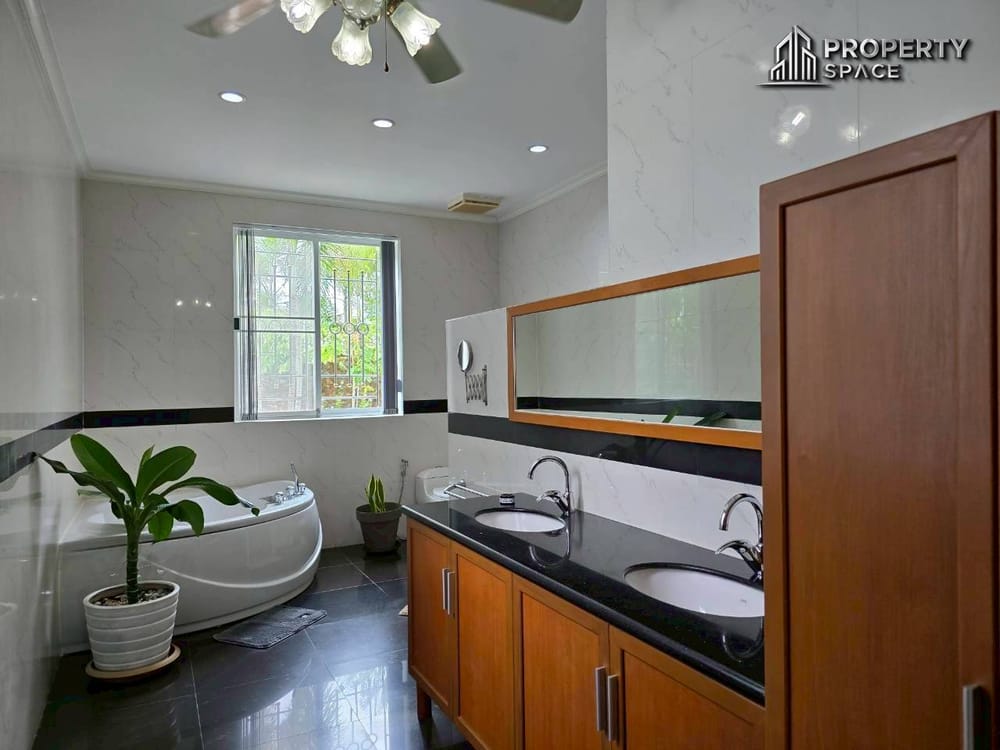 Mediterranean Style 5 Bedroom Pool Villa In East Pattaya For Sale And Rent Image 27