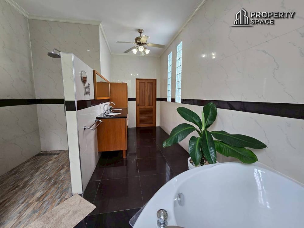 Mediterranean Style 5 Bedroom Pool Villa In East Pattaya For Sale And Rent Image 29