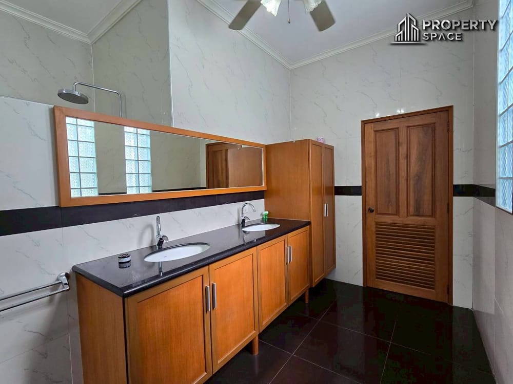 Mediterranean Style 5 Bedroom Pool Villa In East Pattaya For Sale And Rent Image 28