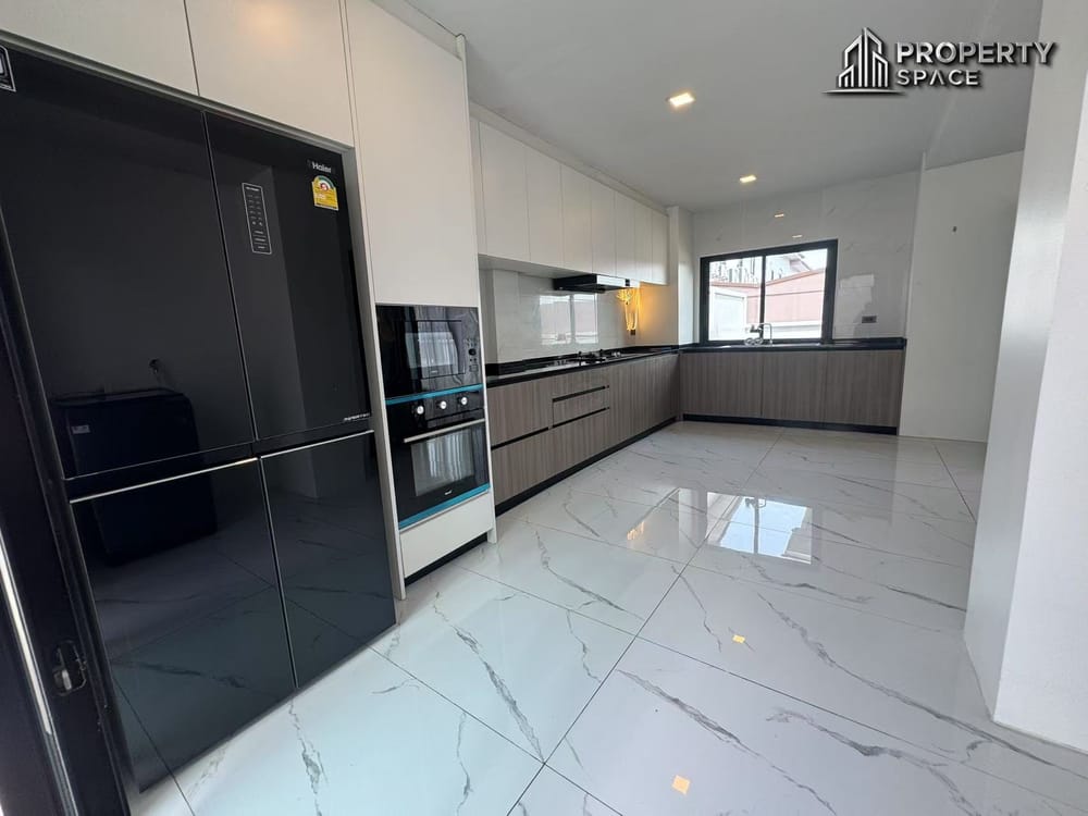Modern 5 Bedroom Pool Villa In Secured Village In East Pattaya For Rent Image 9