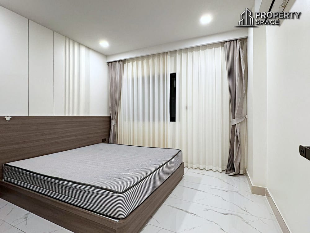 Modern 5 Bedroom Pool Villa In Secured Village In East Pattaya For Rent Image 17