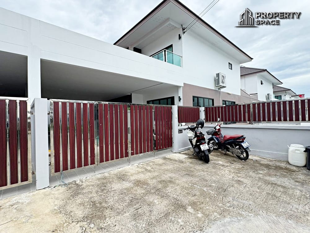 Modern 5 Bedroom Pool Villa In Secured Village In East Pattaya For Rent Image 1