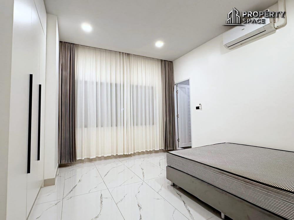 Modern 5 Bedroom Pool Villa In Secured Village In East Pattaya For Rent Image 22