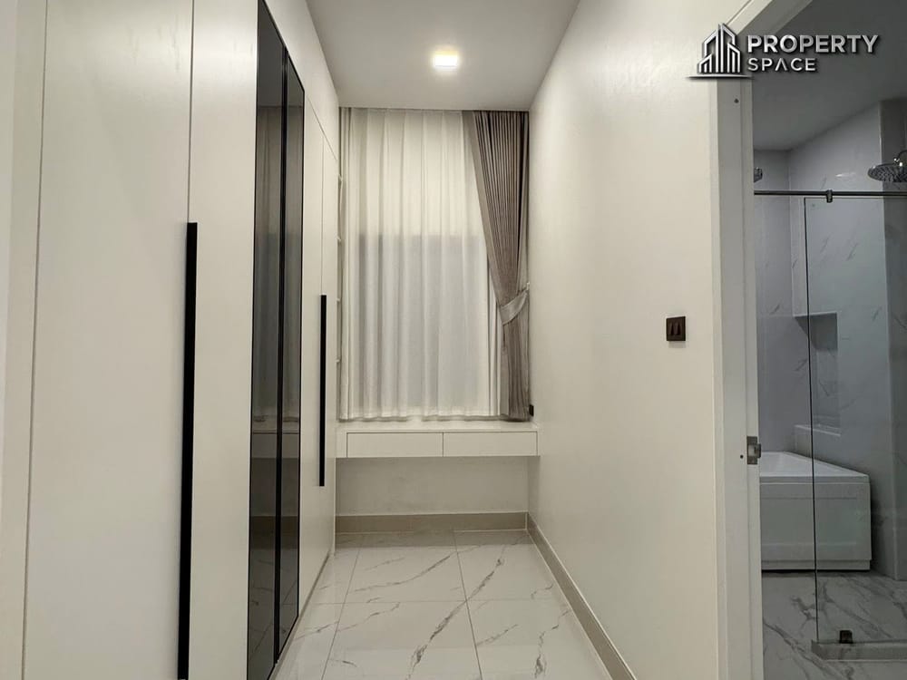 Modern 5 Bedroom Pool Villa In Secured Village In East Pattaya For Rent Image 15