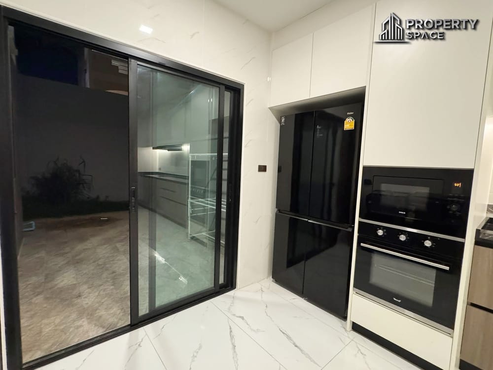 Modern 5 Bedroom Pool Villa In Secured Village In East Pattaya For Rent Image 10