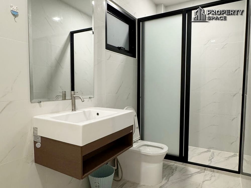 Modern 5 Bedroom Pool Villa In Secured Village In East Pattaya For Rent Image 19