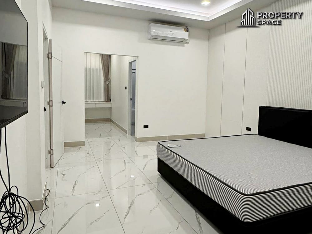 Modern 5 Bedroom Pool Villa In Secured Village In East Pattaya For Rent Image 13
