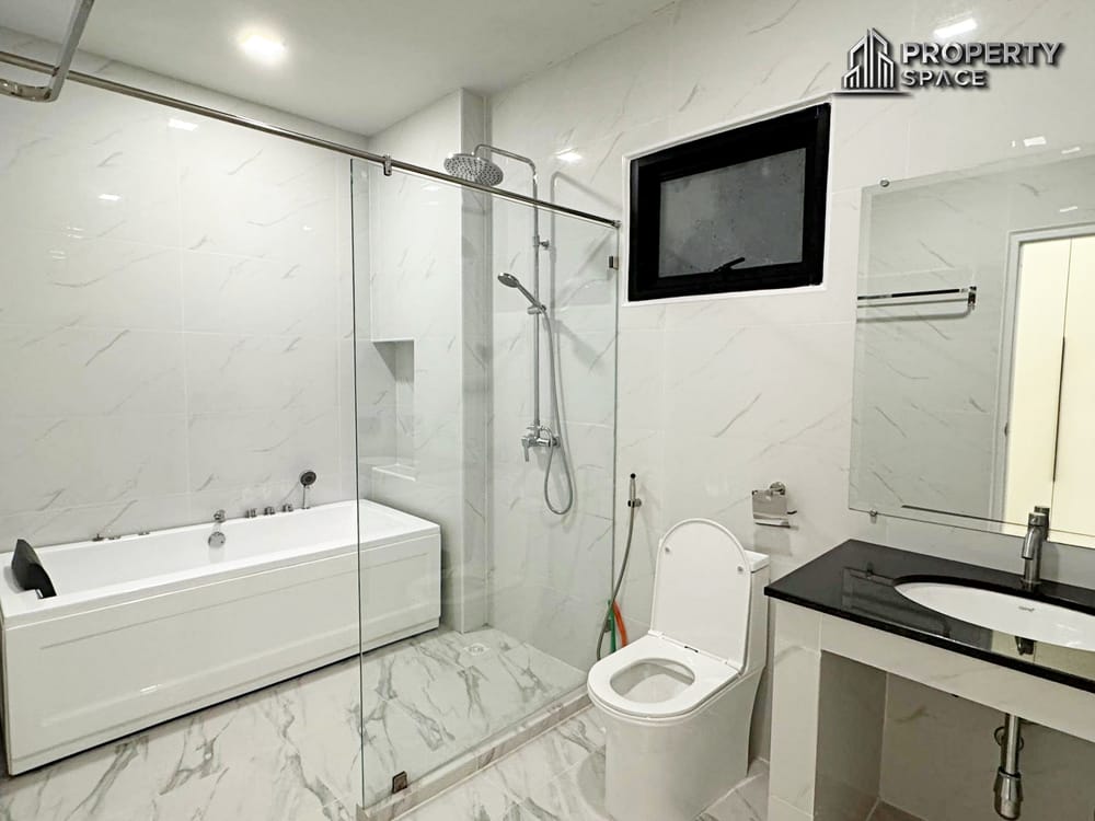 Modern 5 Bedroom Pool Villa In Secured Village In East Pattaya For Rent Image 16