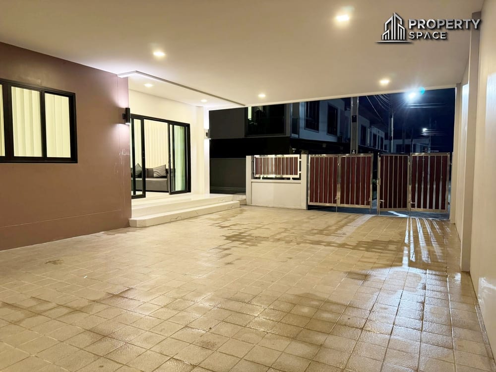 Modern 5 Bedroom Pool Villa In Secured Village In East Pattaya For Rent Image 24