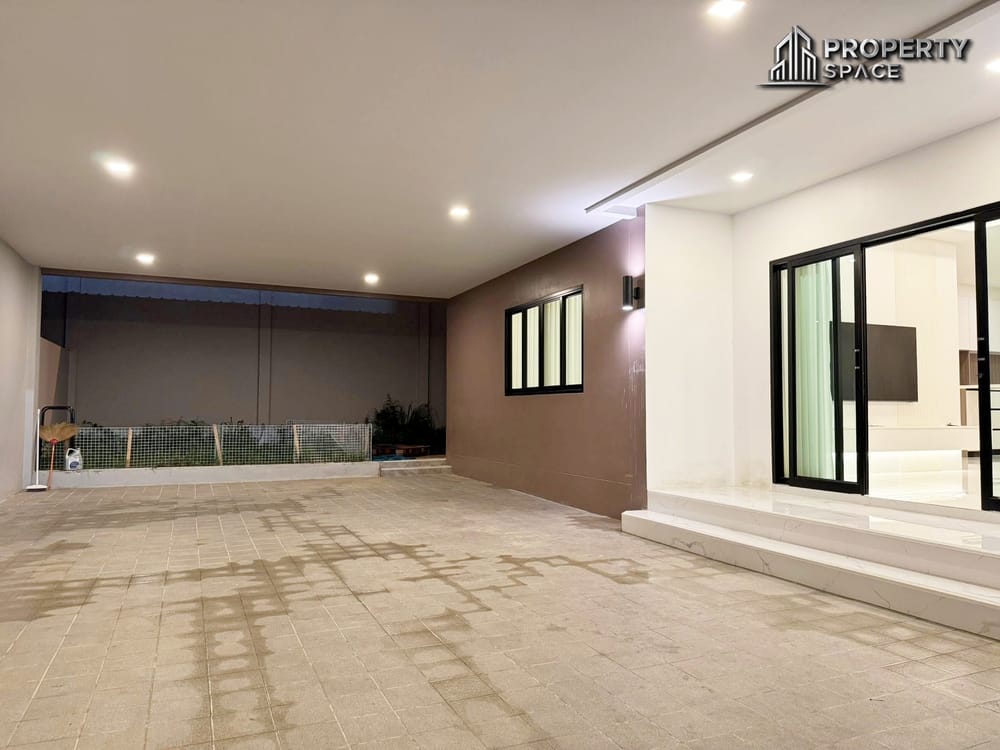 Modern 5 Bedroom Pool Villa In Secured Village In East Pattaya For Rent Image 25