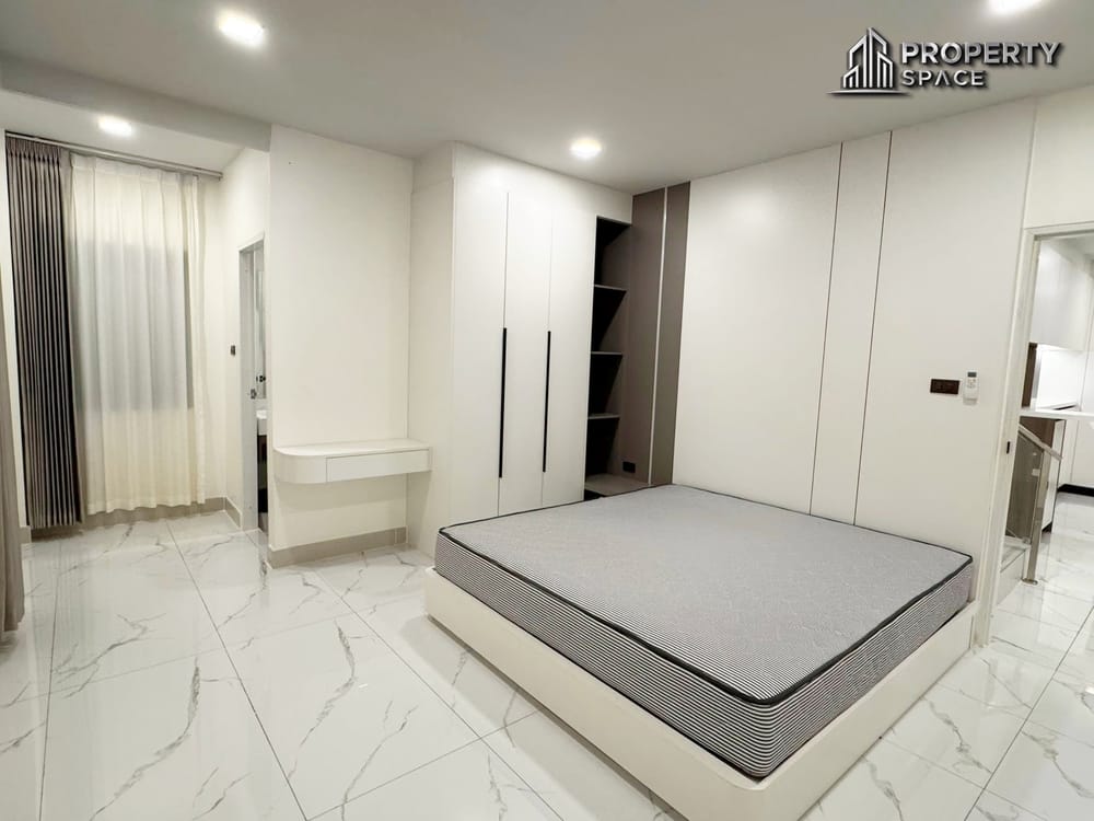 Modern 5 Bedroom Pool Villa In Secured Village In East Pattaya For Rent Image 20