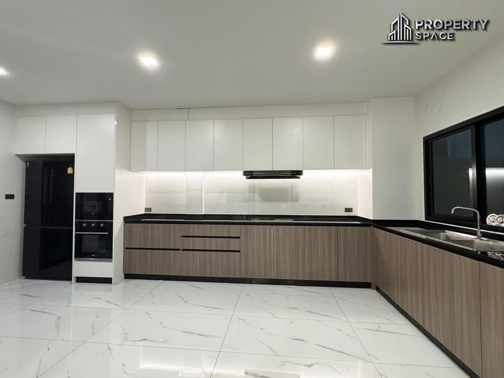 Modern 5 Bedroom Pool Villa In Secured Village In East Pattaya For Rent Image 8