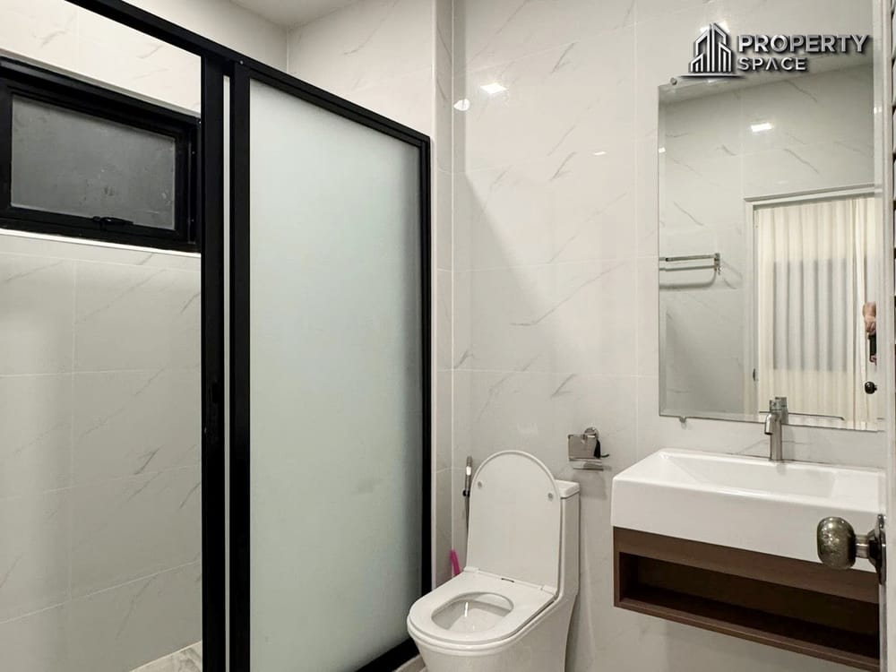 Modern 5 Bedroom Pool Villa In Secured Village In East Pattaya For Rent Image 23