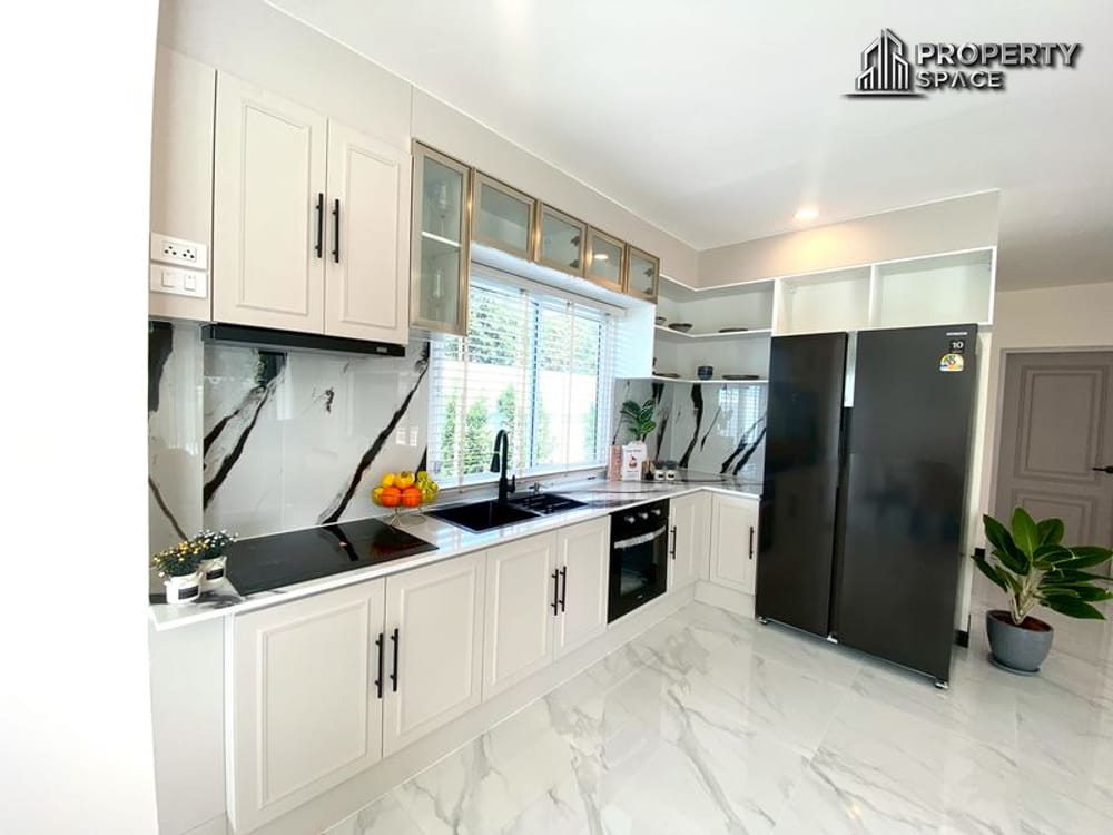 Modern 5 Bedroom Pool Villa In Chaiyaphruek 2, East Pattaya For Sale Image 9
