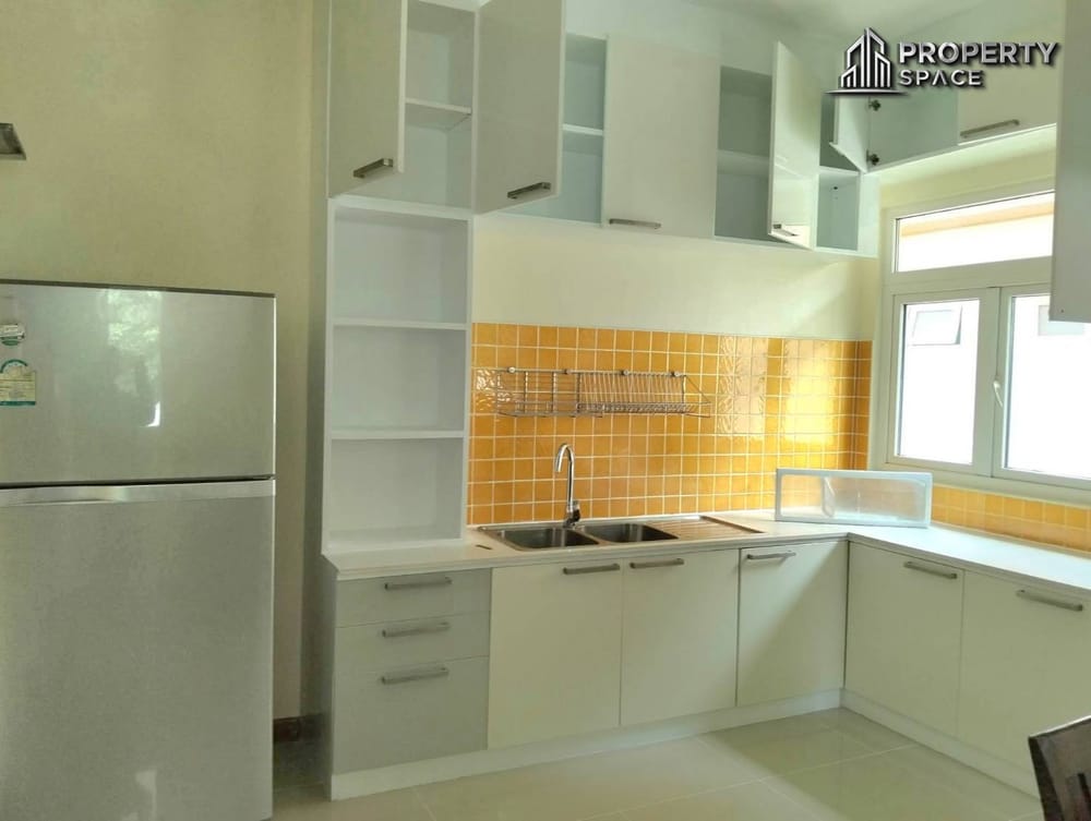 Modern Thai Style 3-Bedroom House in East Pattaya For Rent Image 10
