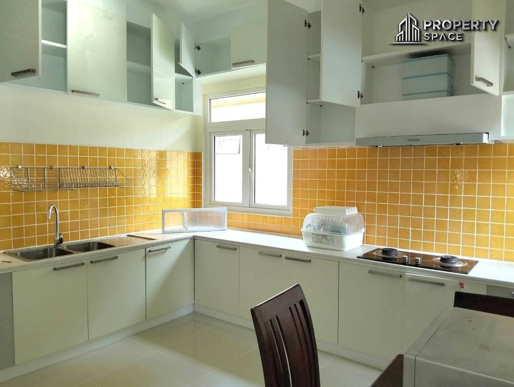 Modern Thai Style 3-Bedroom House in East Pattaya For Rent Image 11