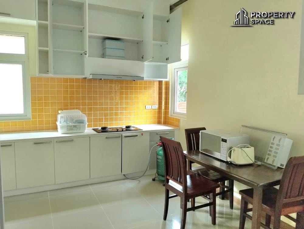 Modern Thai Style 3-Bedroom House in East Pattaya For Rent Image 12