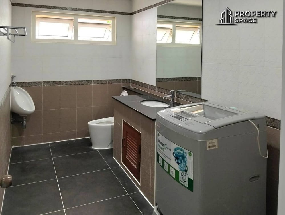 Modern Thai Style 3-Bedroom House in East Pattaya For Rent Image 13