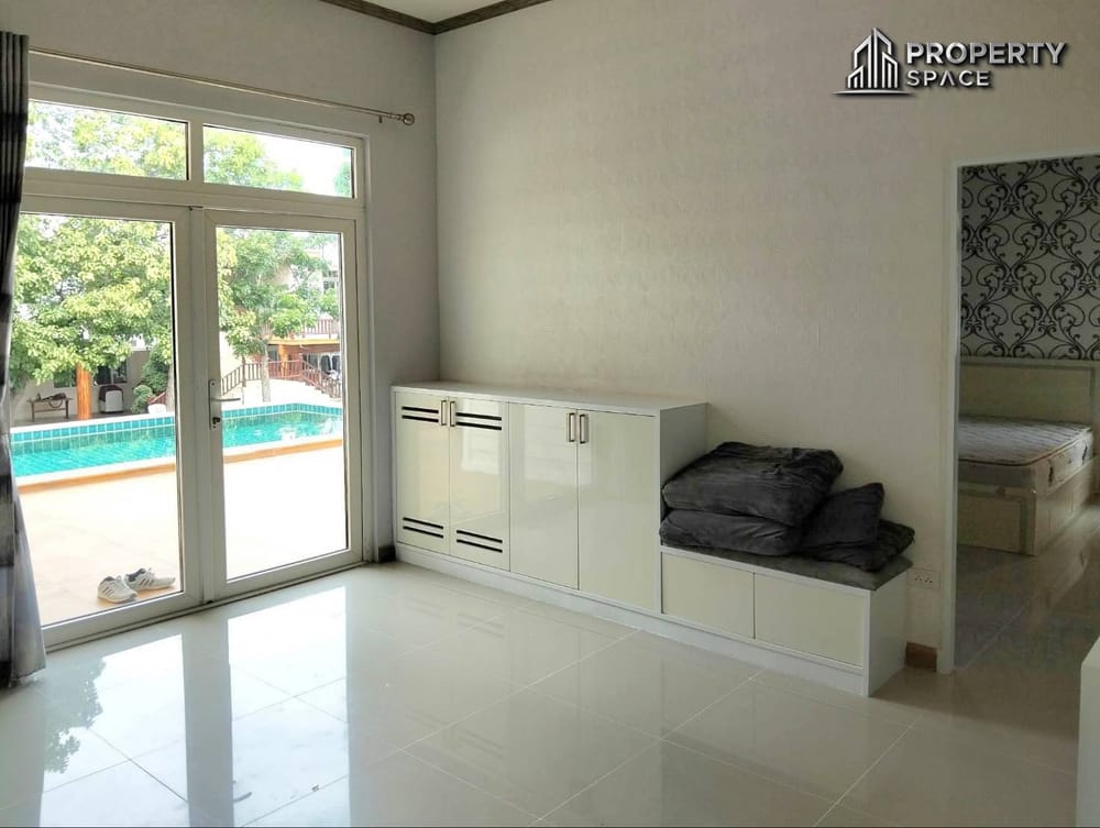 Modern Thai Style 3-Bedroom House in East Pattaya For Rent Image 8
