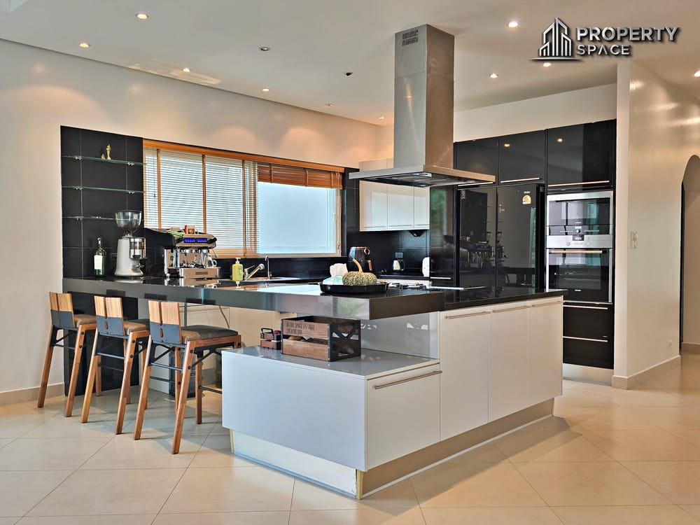 Tropical 4-Bedroom Pool Villa In East Pattaya For Sale And Rent  Image 14