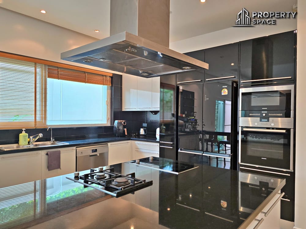 Tropical 4-Bedroom Pool Villa In East Pattaya For Sale And Rent  Image 15