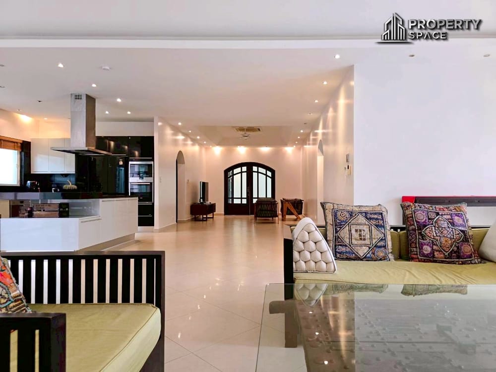 Tropical 4-Bedroom Pool Villa In East Pattaya For Sale And Rent  Image 11