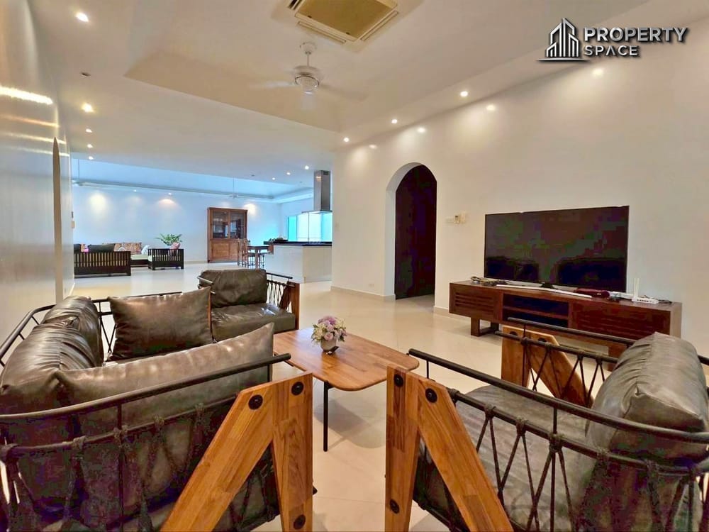 Tropical 4-Bedroom Pool Villa In East Pattaya For Sale And Rent  Image 42