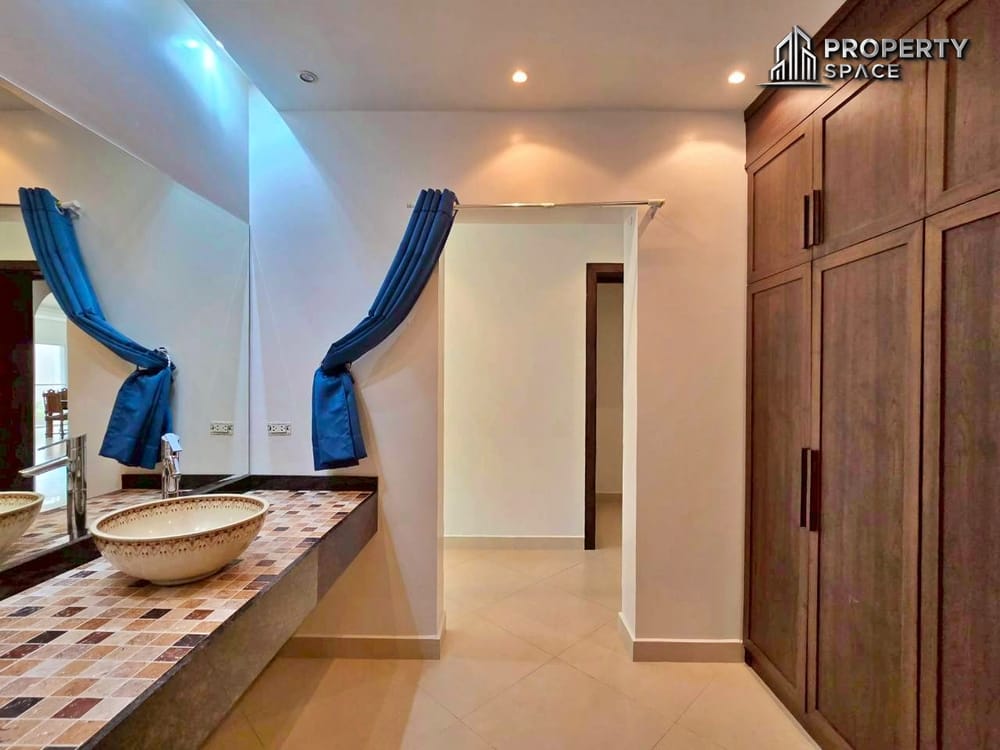 Tropical 4-Bedroom Pool Villa In East Pattaya For Sale And Rent  Image 45