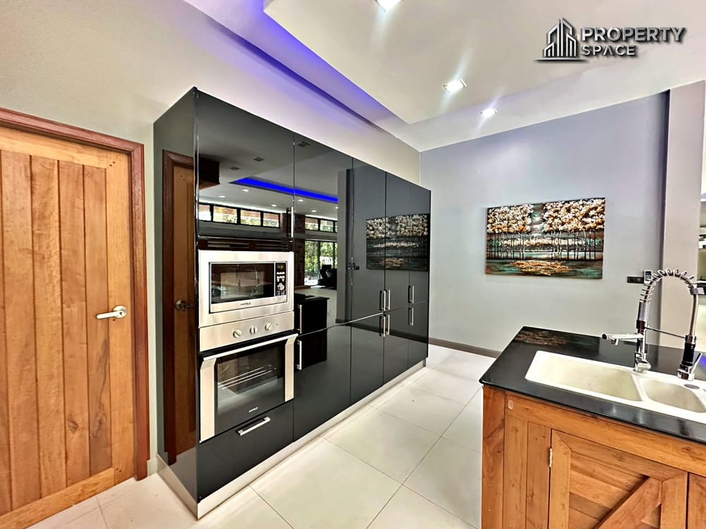 Luxury Pet Friendly 4 Bedroom Pool Villa In East Pattaya For Rent Image 17