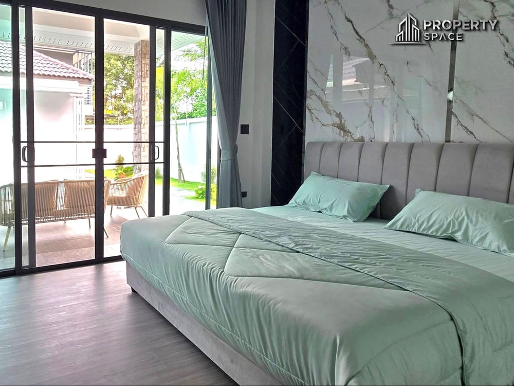 Modern Fully Furnished 4 Bedroom Pool Villa For Rent In East Pattaya Image 17