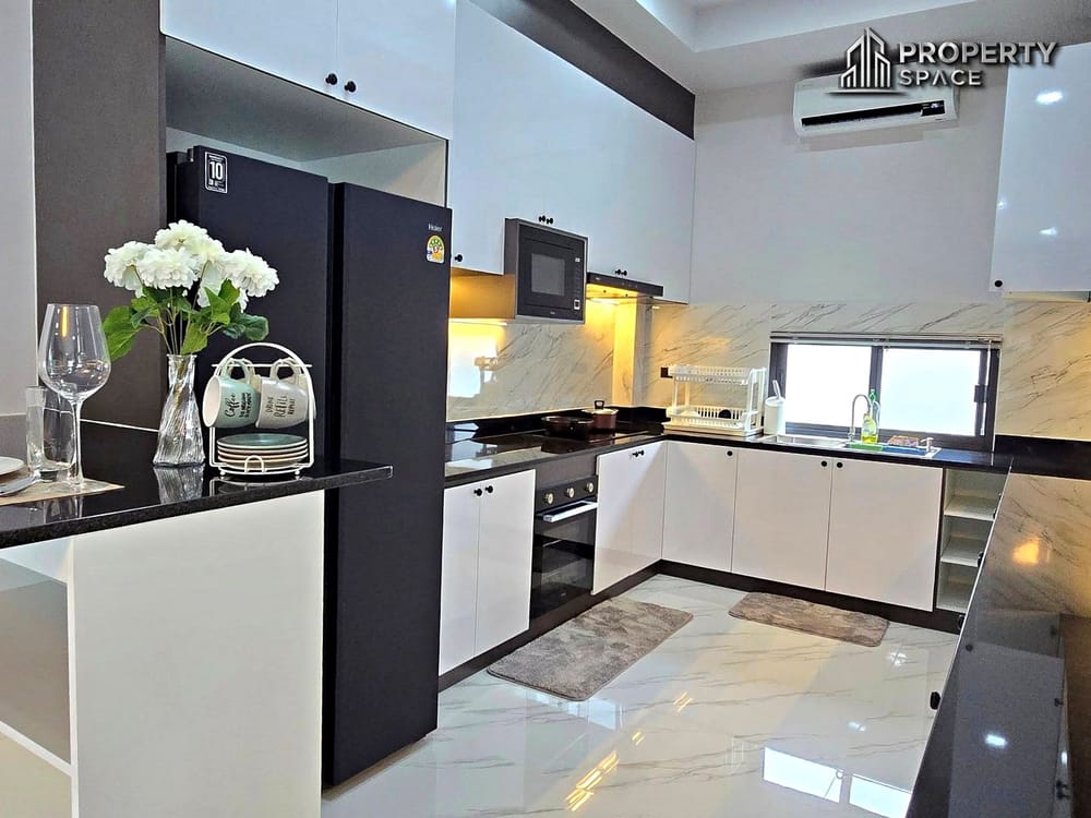 Modern Fully Furnished 4 Bedroom Pool Villa For Rent In East Pattaya Image 12