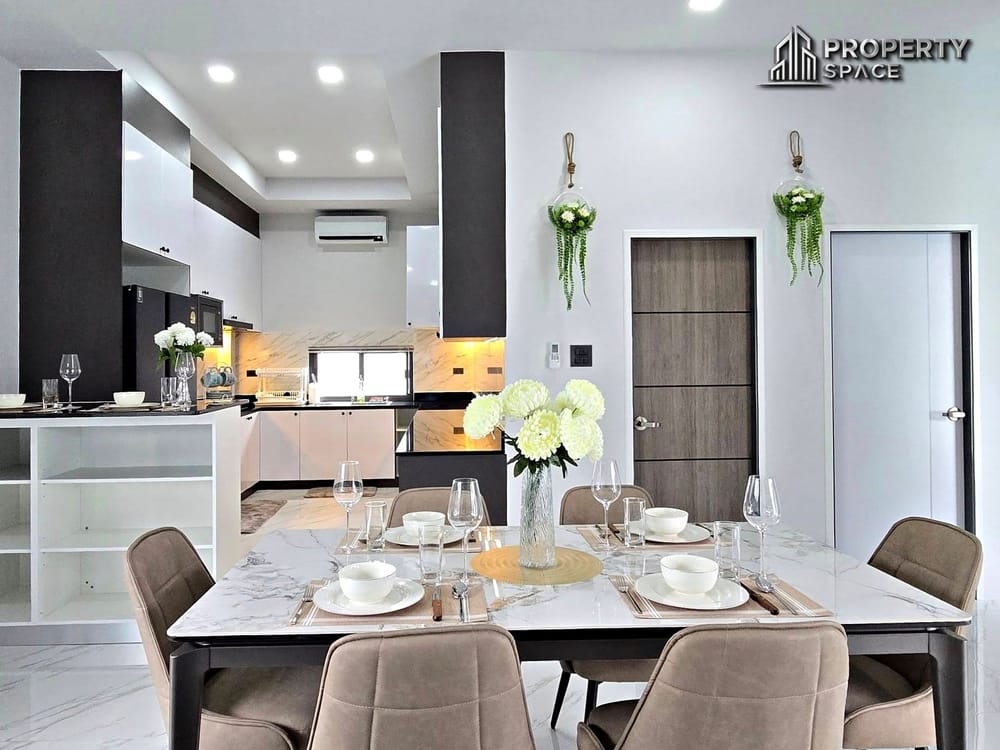Modern Fully Furnished 4 Bedroom Pool Villa For Rent In East Pattaya Image 11