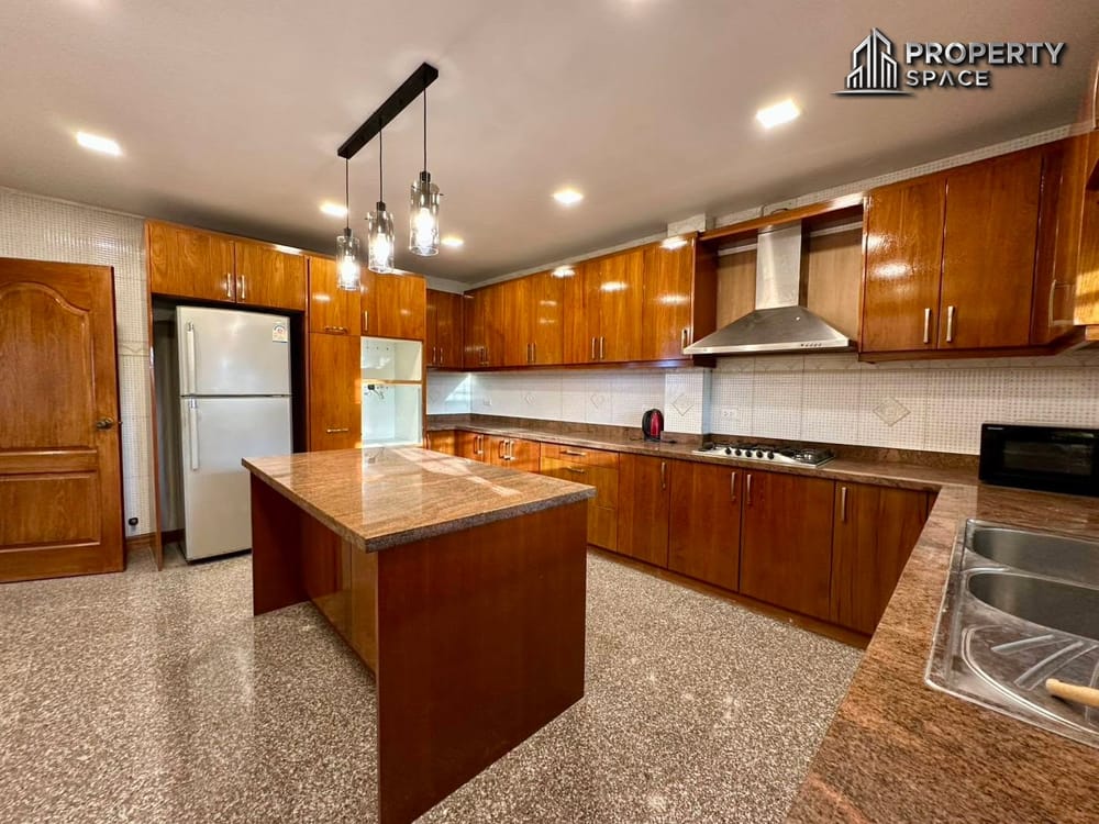 Spacious 5-Bedroom Pool Villa in Eakmongkol 2 Jomtien For Rent Image 6