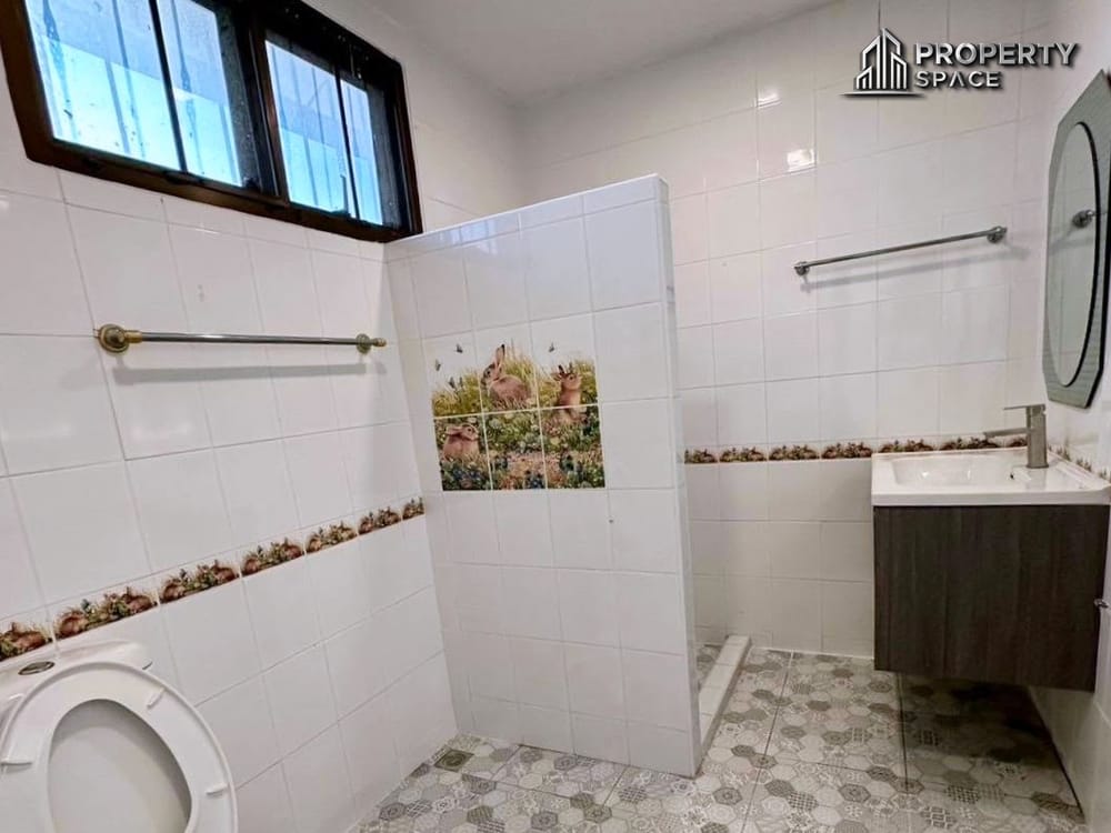 Spacious 5-Bedroom Pool Villa in Eakmongkol 2 Jomtien For Rent Image 17