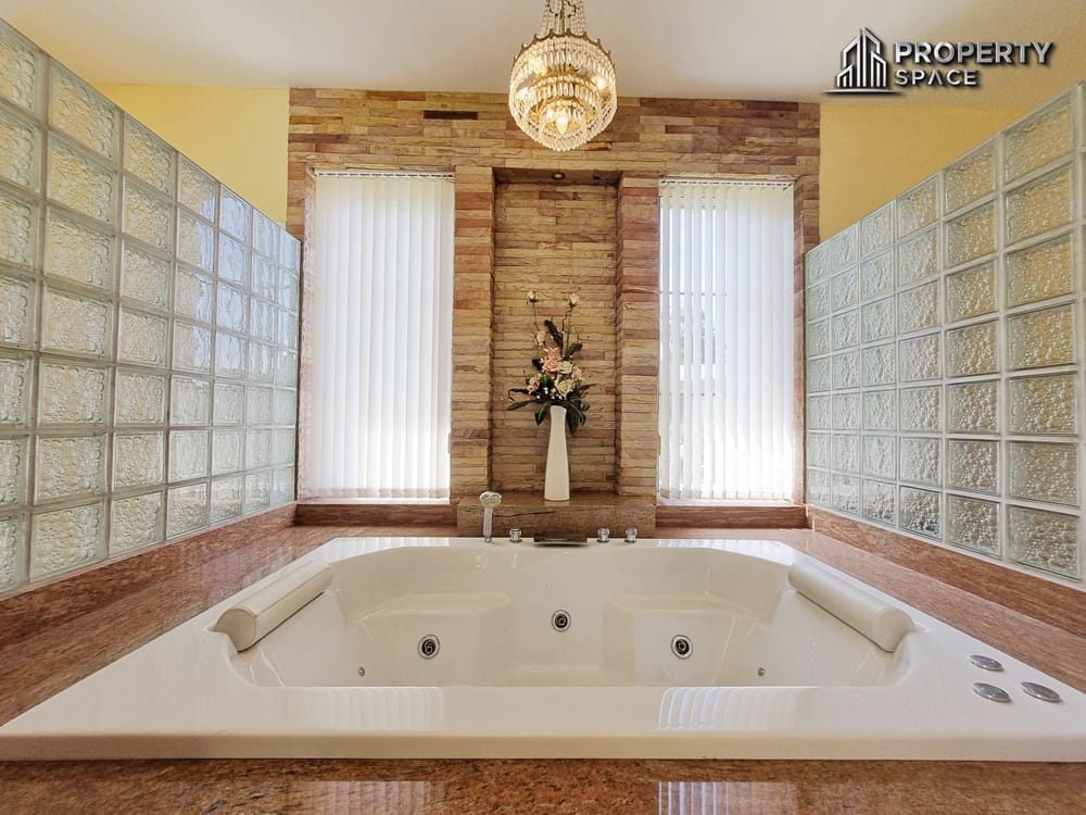 Luxury Spacious 8 Bedroom Pool Villa In East Pattaya For Rent Image 23