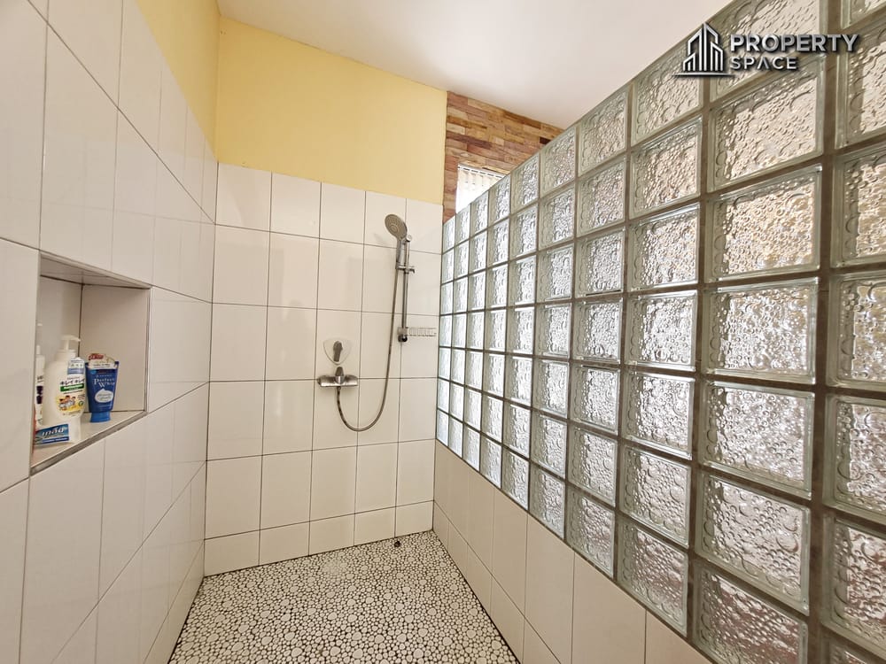 Luxury Spacious 8 Bedroom Pool Villa In East Pattaya For Rent Image 24