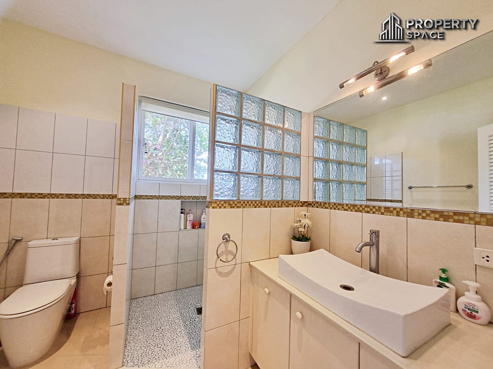 Luxury Spacious 8 Bedroom Pool Villa In East Pattaya For Rent Image 28