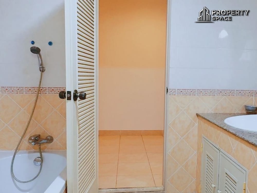 4 Bedroom 2 storey house in East Pattaya For Sale And Rent Image 13