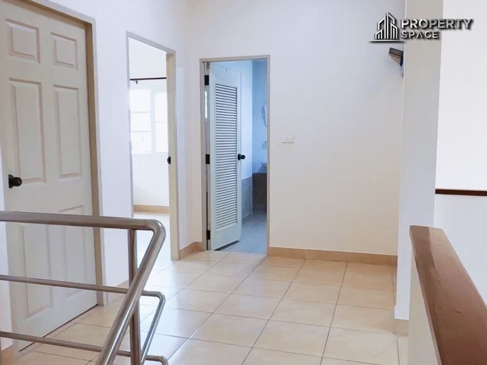 4 Bedroom 2 storey house in East Pattaya For Sale And Rent Image 9